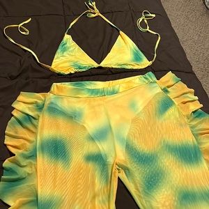 The pants do not detach very cute for a night out out a walk in the beach. New